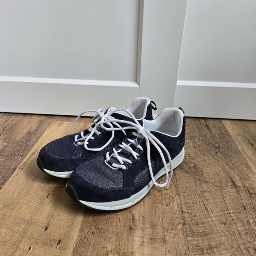 L L  Bean Womens 6 5m Navy and White Sneakers